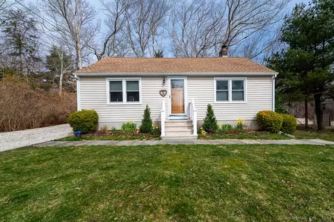 2 Oakwood Ln, Clinton, CT 06413