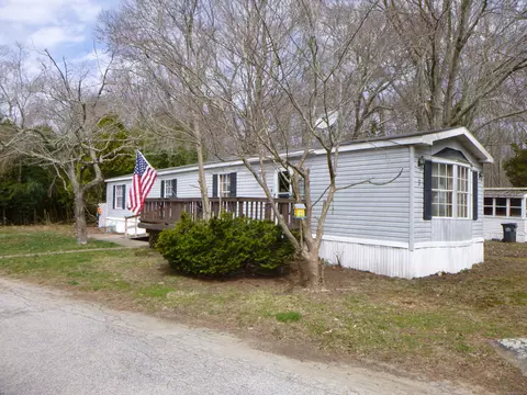 932 Long Cove Rd #TRLR 3, Gales Ferry, CT 06335