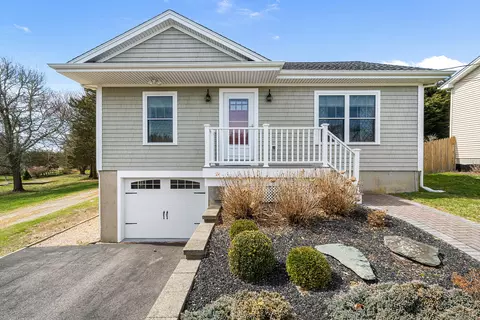 31 Sunrise Ave, Pawcatuck, CT 06379