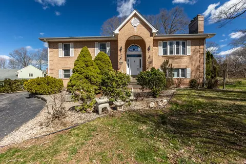 160 Cobey Rd, Rocky Hill, CT 06067