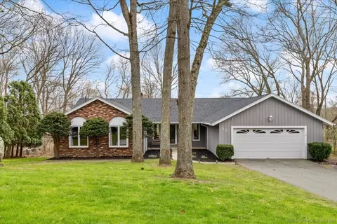 27 Beacon Hill Dr, Waterford, CT 06385