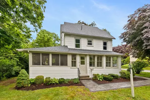 9 Village St, Manchester, CT 06040