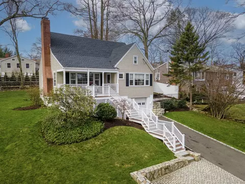 241 Knollwood Dr, Fairfield, CT 06824