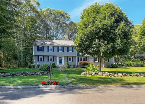 135 Ripton Parish Ln, Stratford, CT 06614