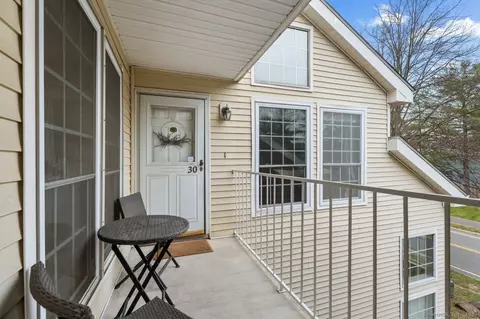 30 Carriage Crossing Ln #30, Middletown, CT 06457