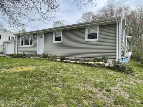 20 Hickory Dr, Montville, CT 06370