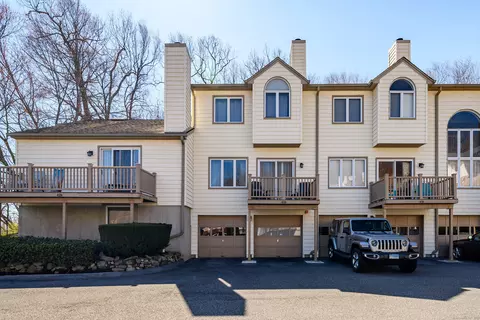 166 Old Brookfield Rd #28B2, Danbury, CT 06811