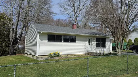 93 Oslo St, Groton, CT 06355