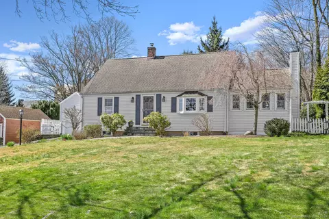 425 Wormwood Rd, Fairfield, CT 06824