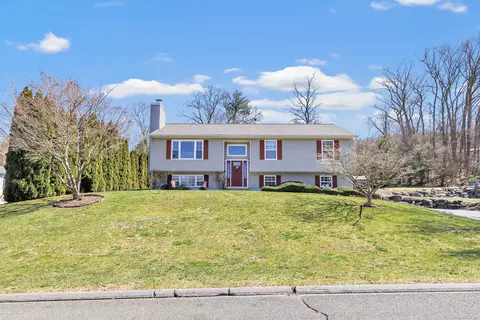 7 Hockanum Ct, Beacon Falls, CT 06403