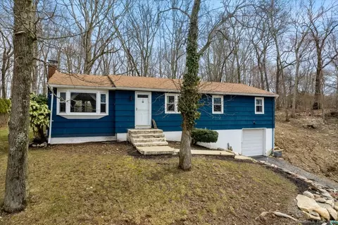 28 Laurel Leaf Dr, Ledyard, CT 06335