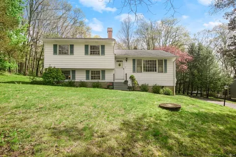 7 Freddys Ln, Brookfield, CT 06804