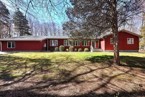 18 Chestnut Ln, Woodbridge, CT 06525
