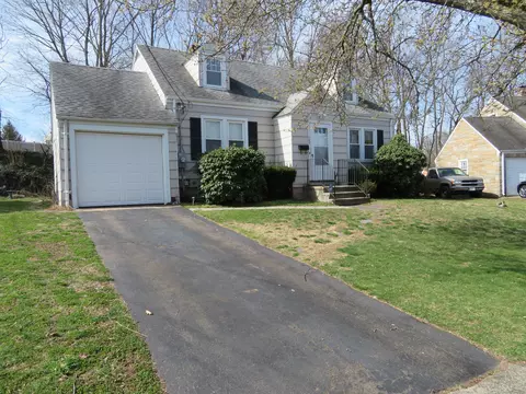 102 W Helen St, Hamden, CT 06514