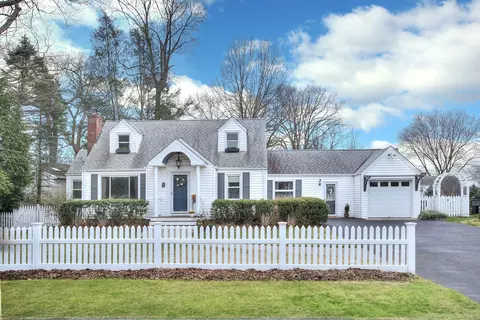 7 Stillson Pl, Fairfield, CT 06824