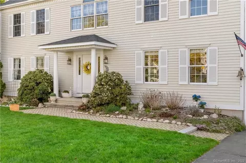 12 Lomartra Ln, Branford, CT 06405