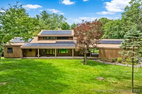 41 Woodridge Cir, Gales Ferry, CT 06335
