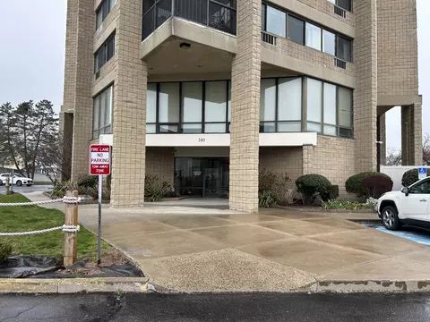 140 Captain Thomas Blvd #401, West Haven, CT 06516