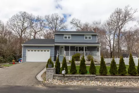 39 Stanton Rd, Clinton, CT 06413