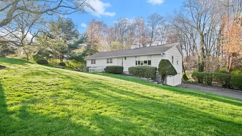 87 Fairview Ave, Trumbull, CT 06611
