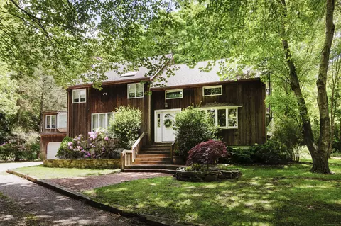 52 Fairview Dr, Madison, CT 06443