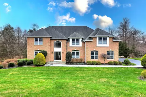 911 Rainbow Trl, Orange, CT 06477