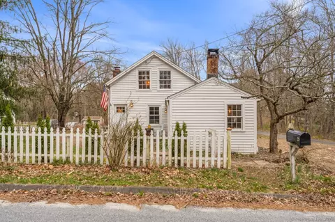 29 Cherry St, Newtown, CT 06482