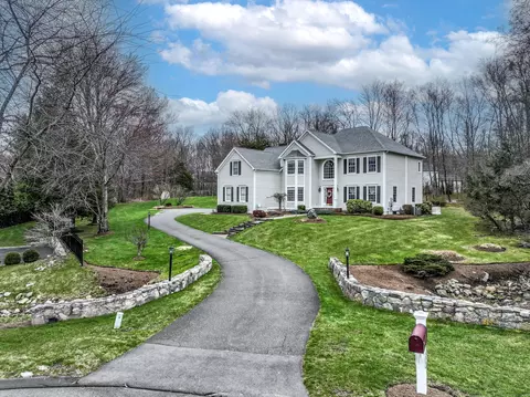 33 Yankee Dr, Brookfield, CT 06804