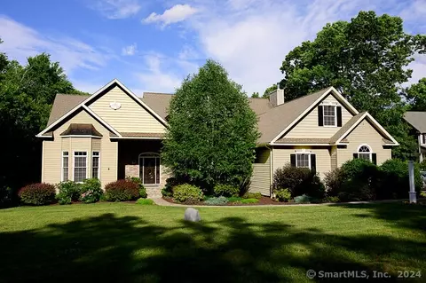40 Stonefield Rd, Woodbury, CT 06798
