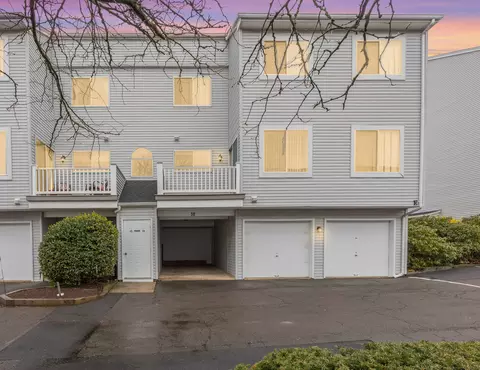50 Staffordshire Commons Dr #50, Wallingford, CT 06492
