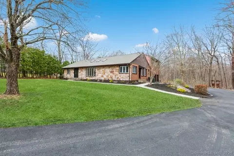 147 Birchwood Dr, Hamden, CT 06518