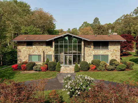 786 Rock Rimmon Rd, Stamford, CT 06903