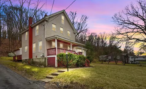 38 Sabin St, Putnam, CT 06260