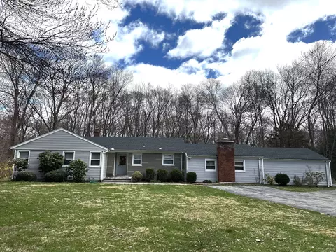 19 Laurel Rd, Woodbridge, CT 06525