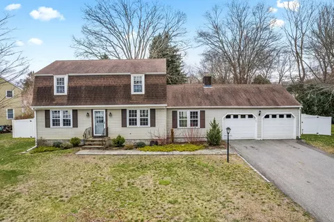 2 Cross Dr, Waterford, CT 06385