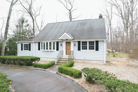 130 Tom Swamp Rd, Hamden, CT 06518
