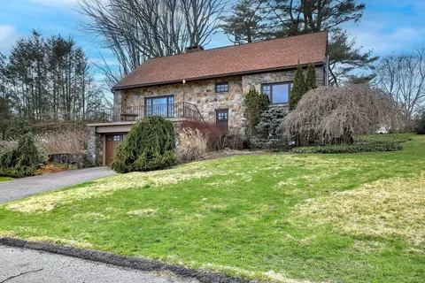33 Placid St, Trumbull, CT 06611