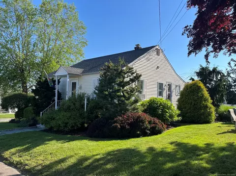 25 South Pkwy, Clinton, CT 06413