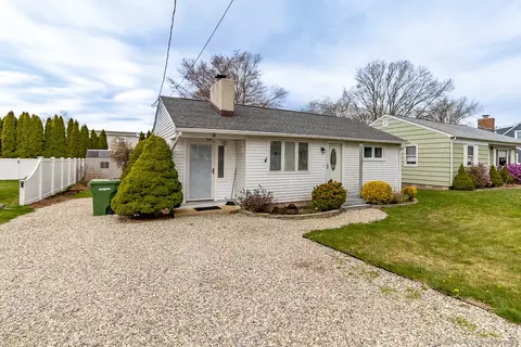 9 Uncas Trl, Old Saybrook, CT 06475