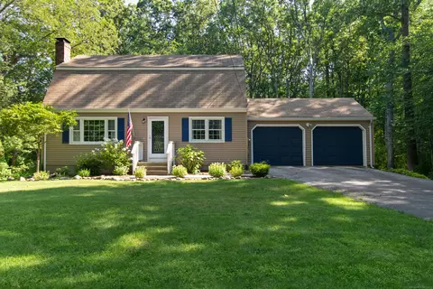 11 Champlain Dr, Old Lyme, CT 06371