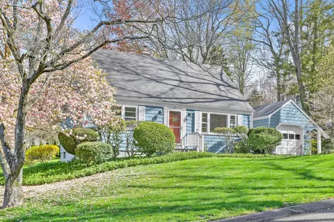 29 Beverly Rd, Trumbull, CT 06611