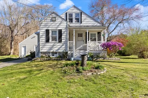 3 College Ct, Waterford, CT 06375