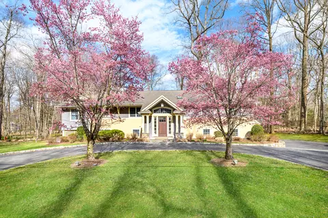 118 Dogwood Ct, Stamford, CT 06903