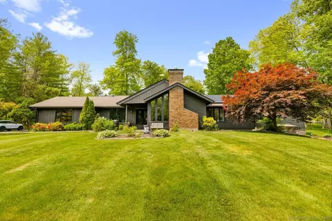 4 Cranberry Ln, Brookfield, CT 06804