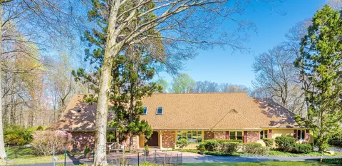 11 Tulip Tree Ln, Woodbridge, CT 06525