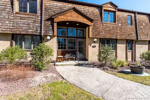 85 River Rd #D7, Essex, CT 06426