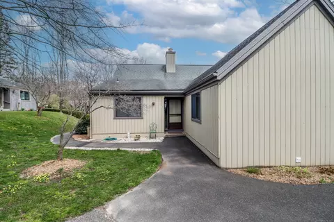 32 Algonquin Ln #B, Stratford, CT 06614