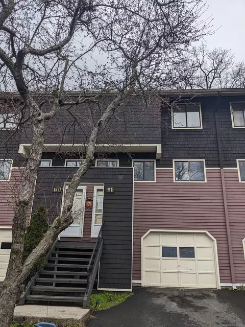 19 Stonegate Dr #E, Branford, CT 06405