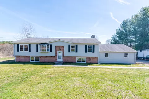 417 Dugg Hill Rd, Woodstock, CT 06281