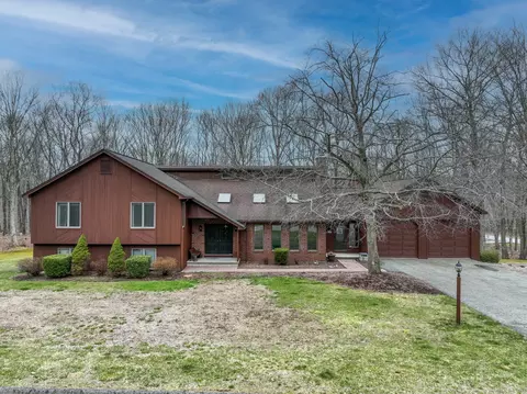 84 Congress Dr, Hebron, CT 06231